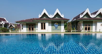 Thirty Degrees in February, Khao Tao, Hua Hin