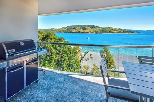 Waves 8 - Hamilton Island 