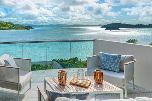 Waves 8 - Hamilton Island 