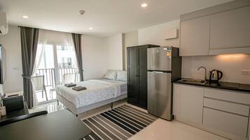 1 habitación, escritorio, tabla de planchar con plancha y cuna de viaje