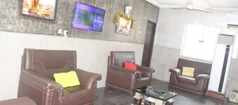 De Milton Hotel and Suites