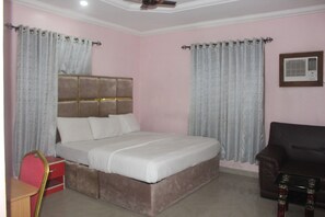 1 habitación y escritorio