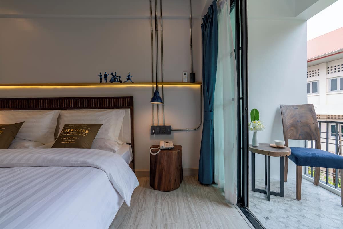 Premium bedding, in-room safe, desk, laptop workspace