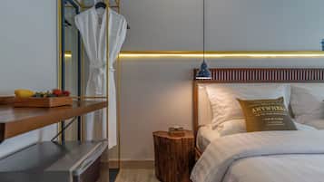 Roupas de cama premium, cofres nos quartos, escrivaninha