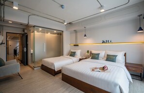 Ropa de cama de alta calidad y caja de seguridad en la habitación 