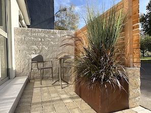 Kahden hengen deluxe-huone, esteetön, kylpyhuone makuuhuoneen yhteydessä | Terassi/patio