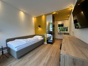 Yhden hengen deluxe-huone, esteetön, kylpyhuone makuuhuoneen yhteydessä | Yksilöllisesti sisustettu, yksilöllisesti kalustettu, ilmainen Wi-Fi