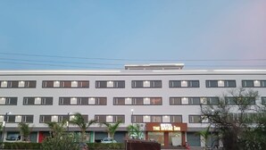 Unclassified image, 3 of 7, button - Hotel The Divine Inn (Garudeshwar)