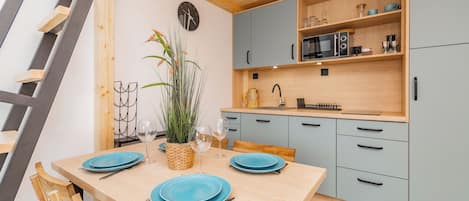 Refrigerador, placa de cocina, tetera/pava eléctrica
