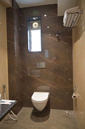 샤워 시설, 무료 세면용품, 슬리퍼, 타월