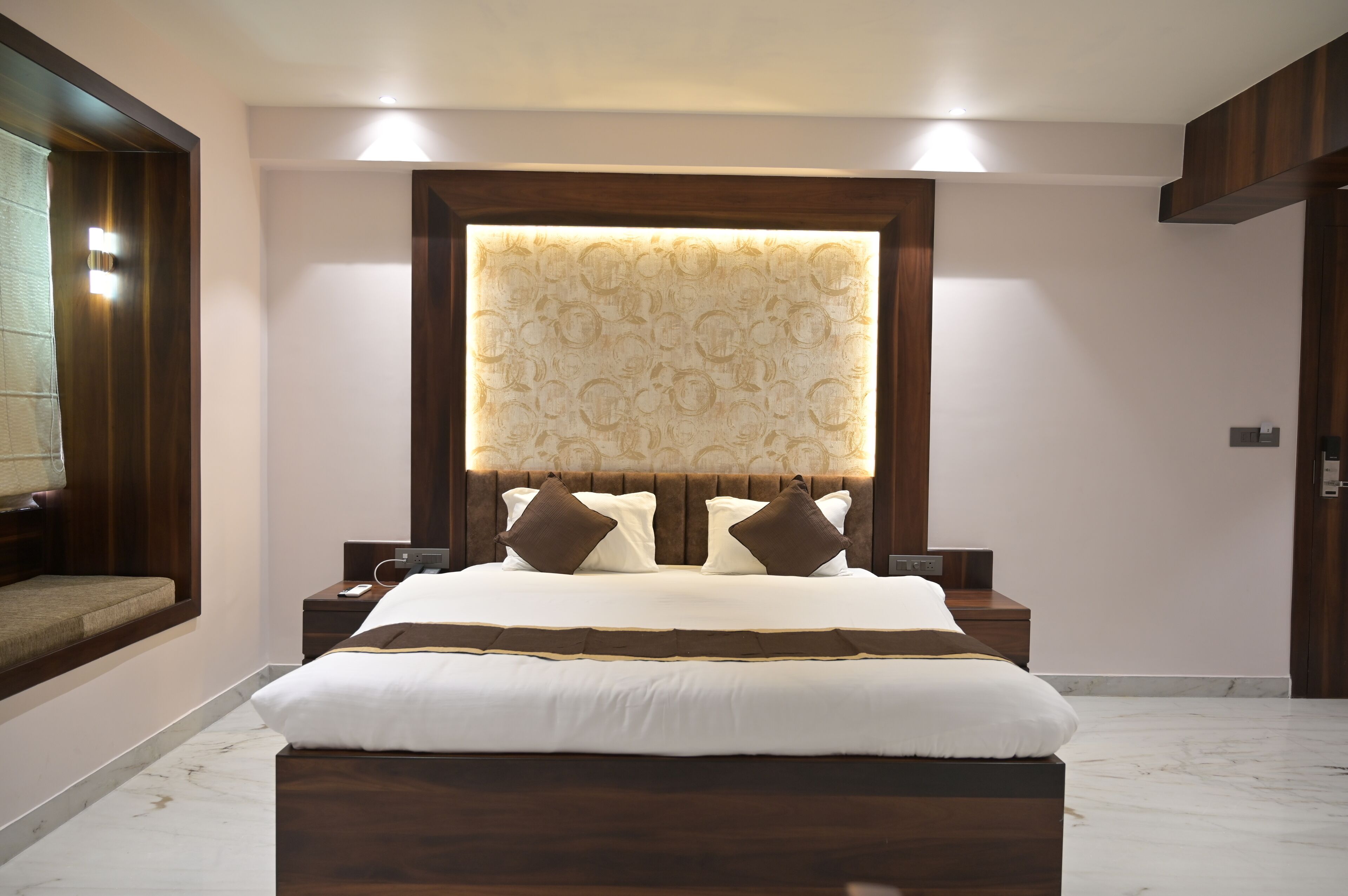 Brankas, meja kerja, ruang kerja ramah laptop, dan kedap suara