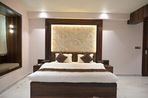 객실 내 금고, 책상, 노트북 작업 공간, 방음 설비