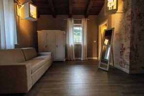Deluxe Quadruple Room, Lake View | Minibar, desk, soundproofing, free WiFi - Agriturismo agli ulivi (Saluzzo)