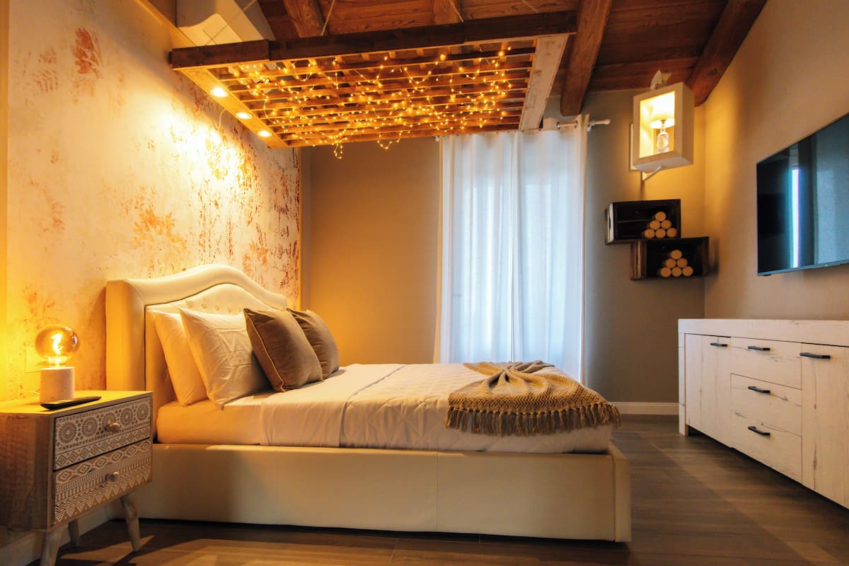 Quadrupla Deluxe, vista lago | Minibar, una scrivania, insonorizzazione, Wi-Fi gratuito