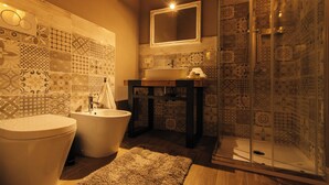 Habitación cuádruple Deluxe, vistas al lago | Baño | Ducha, cabezal de ducha con hidromasaje, secador de pelo y zapatillas