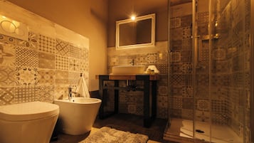 Habitación cuádruple Deluxe, vista al lago | Baño | Regadera, regadera con hidromasaje, secadora de cabello, pantuflas