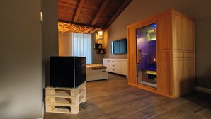 Habitación cuádruple Deluxe, vistas al lago | Minibar, escritorio, sistema de insonorización y wifi gratis