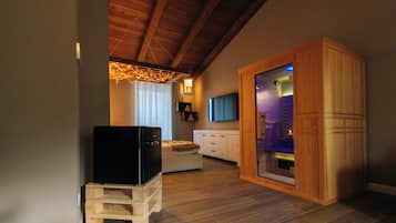 Habitación cuádruple Deluxe, vista al lago | Minibar, escritorio, insonorización y wifi gratis
