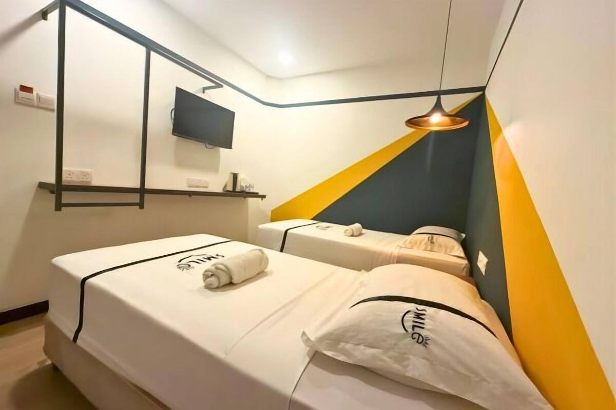 Safe på rommet, skrivebord, strykejern/-brett og wi-fi (inkludert)