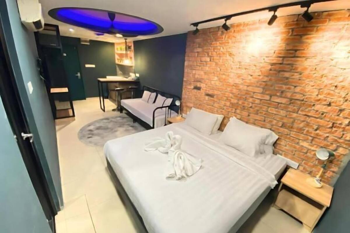 Safe på rommet, skrivebord, strykejern/-brett og wi-fi (inkludert)