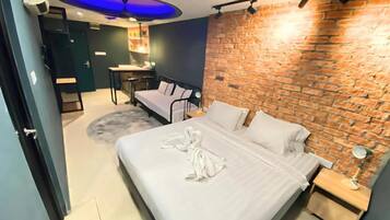 Estúdio | Cofres nos quartos, escrivaninha, ferros/tábuas de passar roupa