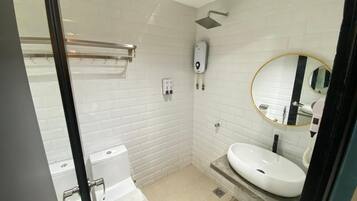 Estúdio | Banheiro | Chuveiro, secador de cabelo, bidê, toalhas de banho