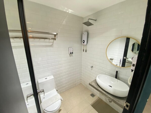 Studio | Bathroom | Shower, hair dryer, towels, soap - SMILE HOTEL CHOW KIT PWTC (Kuala Lumpur)