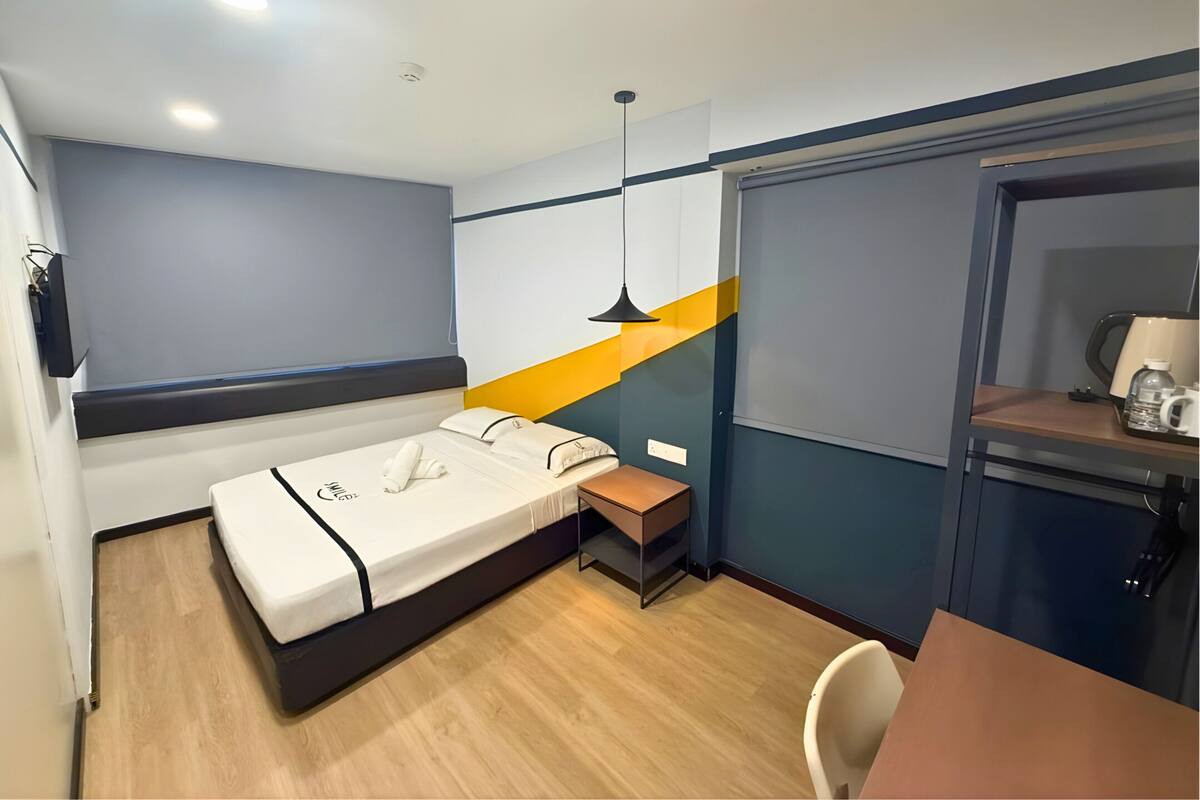 Rom – deluxe | Safe på rommet, skrivebord, strykejern/-brett og wi-fi (inkludert)