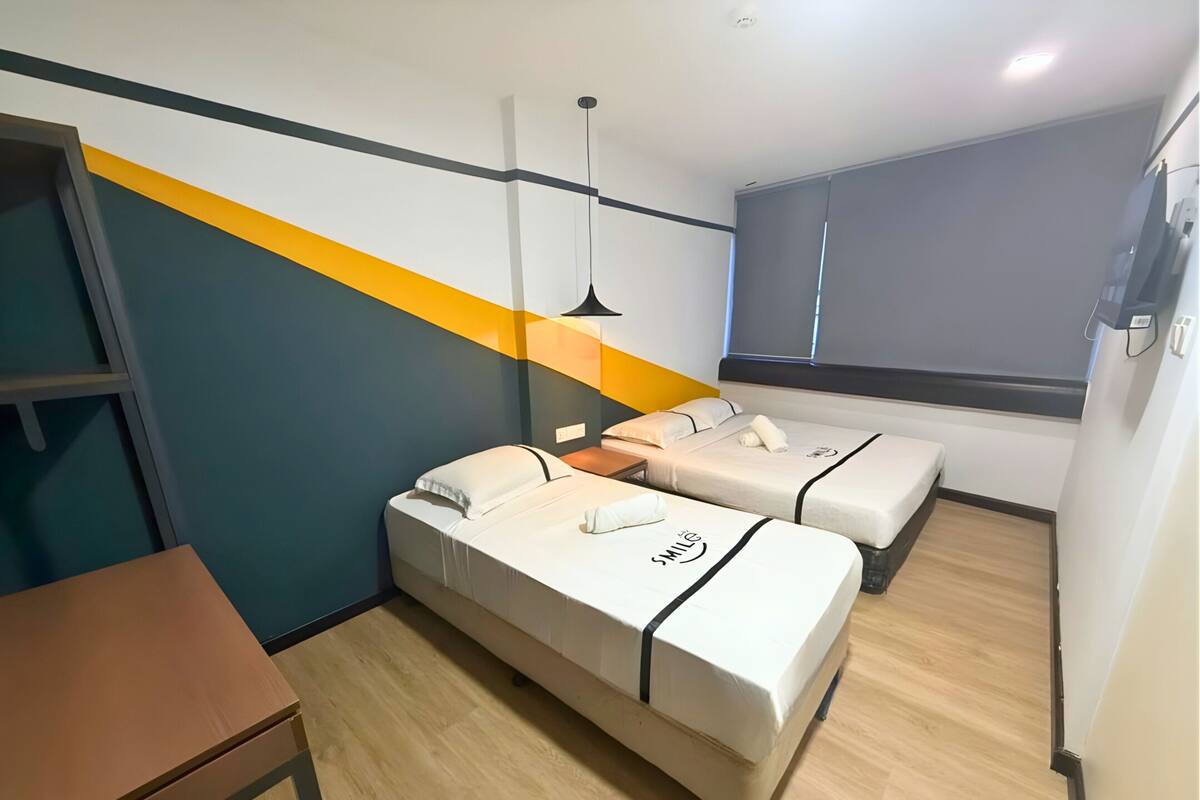 Tremannsrom | Safe på rommet, skrivebord, strykejern/-brett og wi-fi (inkludert)