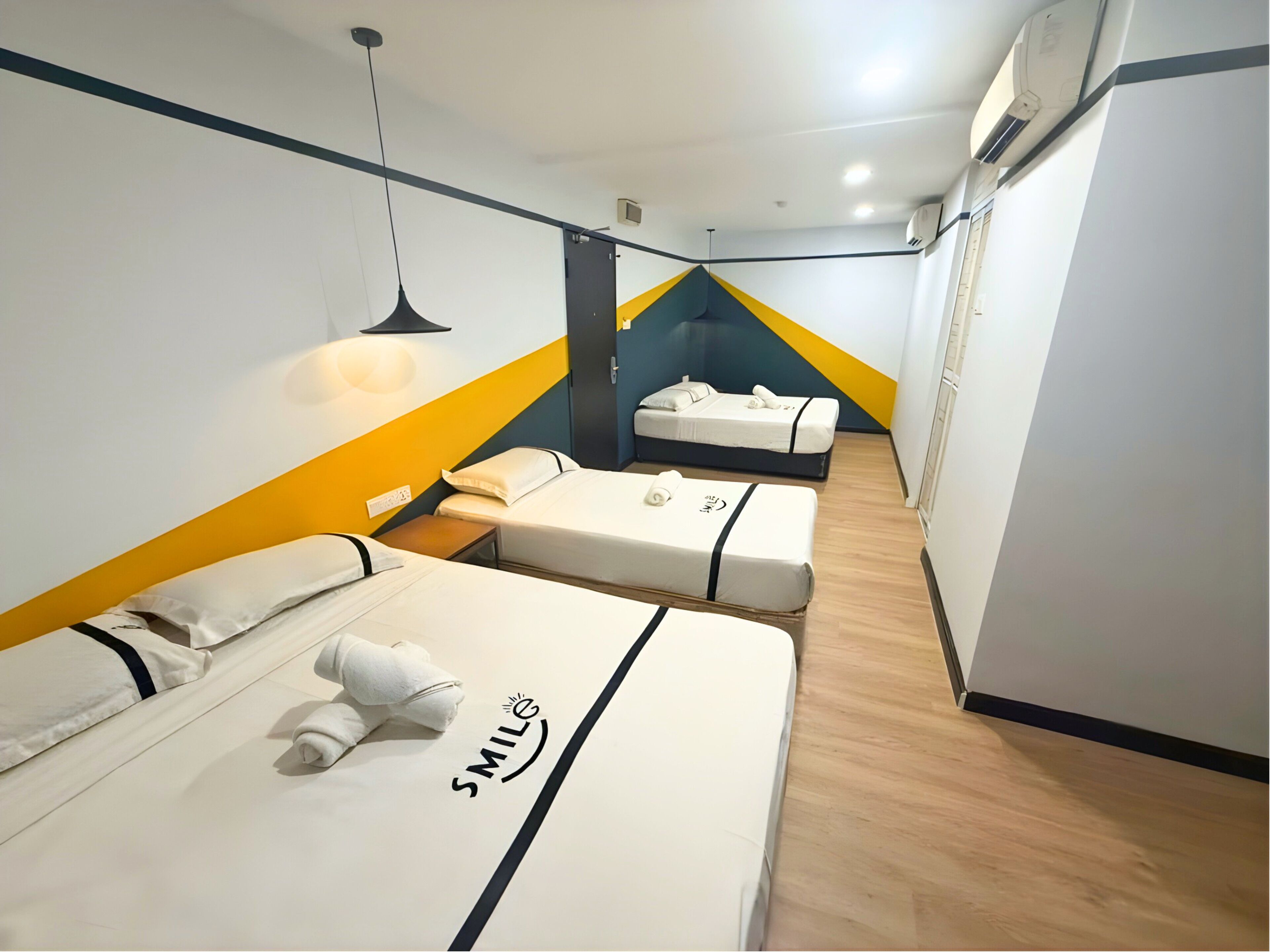 Chambre familiale, Plusieurs lits | Coffre-fort, bureau, fer et planche à repasser, accès au Wi-Fi (inclus)