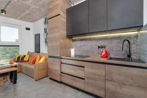 Microwave, dishwasher, cookware/dishes/utensils - Armii Krajowej Apartments by Renters (Rzeszów)