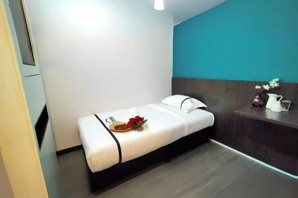 Desk, soundproofing, iron/ironing board, free WiFi