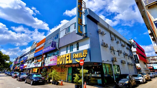 A hotel with a prominent 'HOTEL SMILE' sign, multiple floors, and a clear sky. - Smile Hotel SS2 Petaling Jaya (Petaling Jaya)