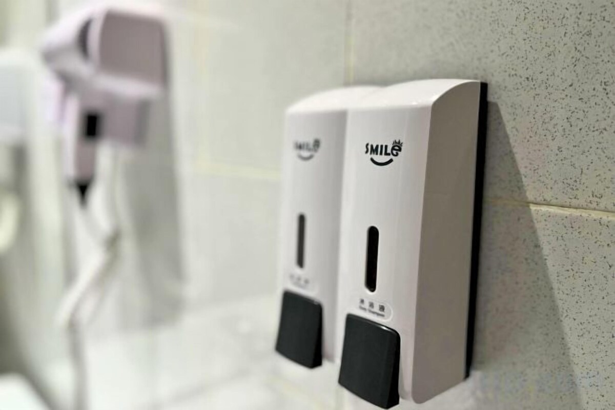 Ducha, secador de pelo, toallas, jabón