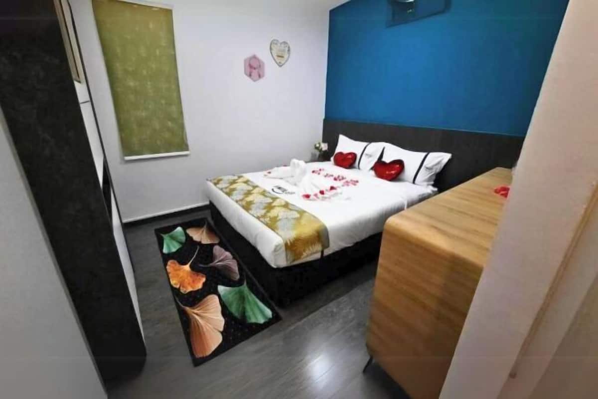 Desk, soundproofing, iron/ironing board, free WiFi