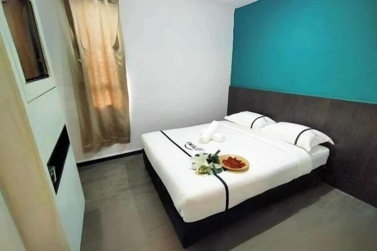 Desk, soundproofing, iron/ironing board, free WiFi