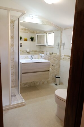 Dusche, Haartrockner, Bidet, Handtücher