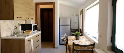 Kühlschrank, Mikrowelle, Herdplatte, Toaster