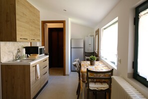 Kühlschrank, Mikrowelle, Herdplatte, Toaster