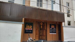 Ein Gebäude mit einem Schild für JBR Luxury Stay Inn.