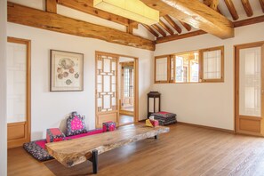 Exclusive Twin Room | Living area