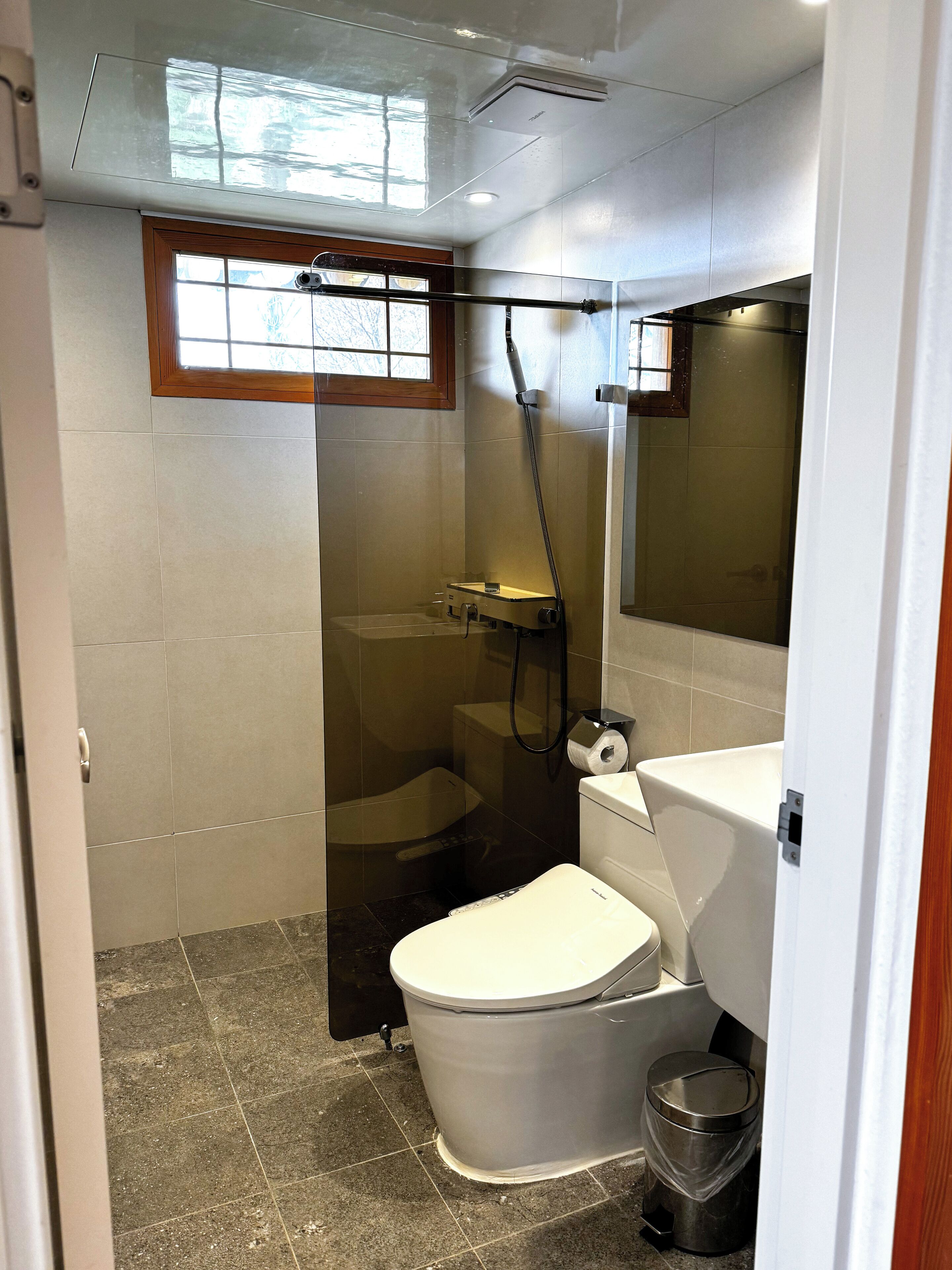Exclusive Twin Room | Bathroom | Hair dryer, bidet, heated floors, towels