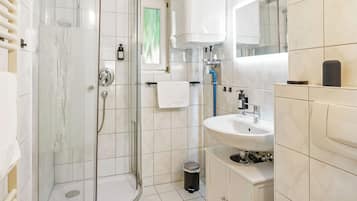 Dusche, Haartrockner, Handtücher, Seife