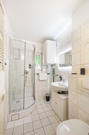 Shower, hair dryer, towels, soap - Modern vacation apartment with 4 bedrooms in Heilbronn on the Neckarpromenade (Heilbronn)