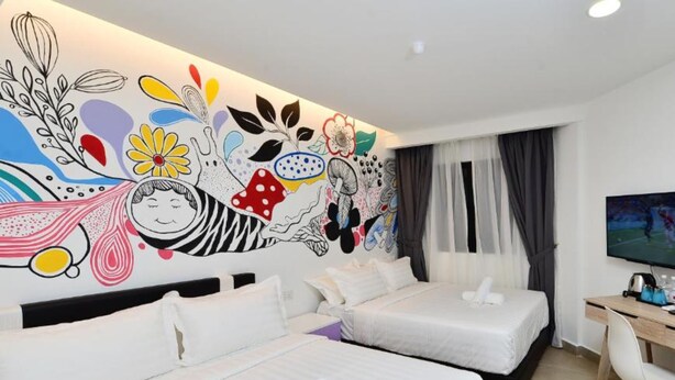 A hotel room with two beds, a desk, and a TV. - Smile Hotel Shah Alam Seksyen 9 (Shah Alam)