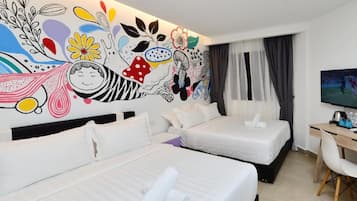 Family Room | Desk, iron/ironing board, free WiFi