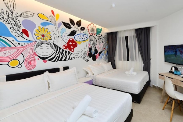 Family Room | Desk, iron/ironing board, free WiFi