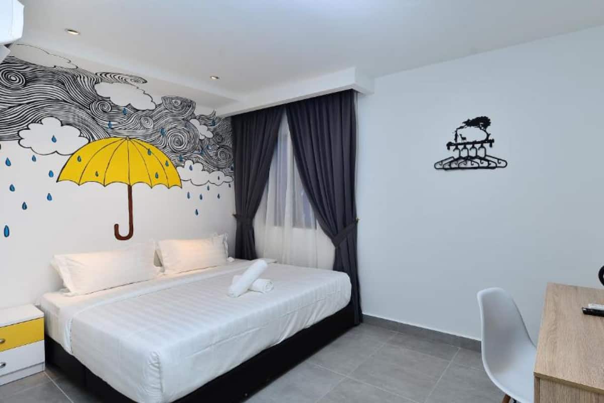Un dormitorio con una cama, un escritorio y una silla.