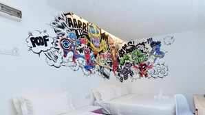 A room with two beds, a desk, and a chair. - Smile Hotel Shah Alam Seksyen 9 (Shah Alam)