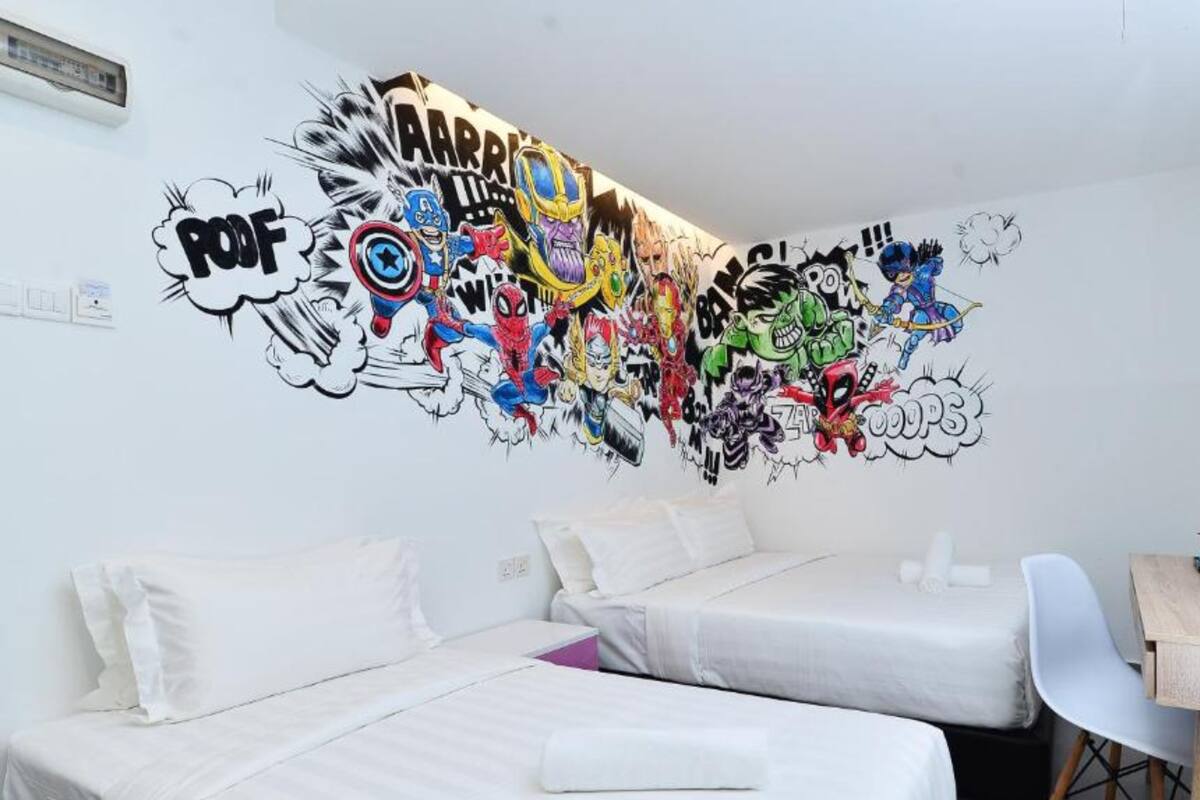 Una habitación con dos camas, un escritorio y una silla.